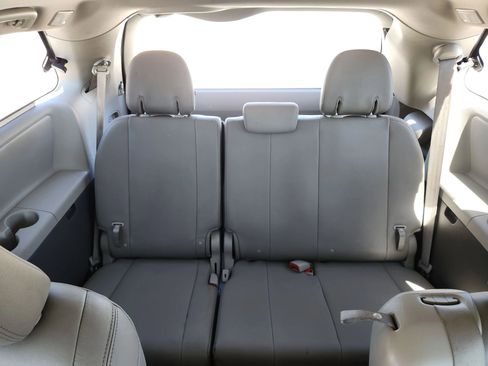 Used 2015 Toyota Sienna XLE w/ XLE Navigation Package image 33