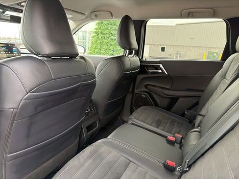 Used 2025 Mitsubishi Outlander SE image 34