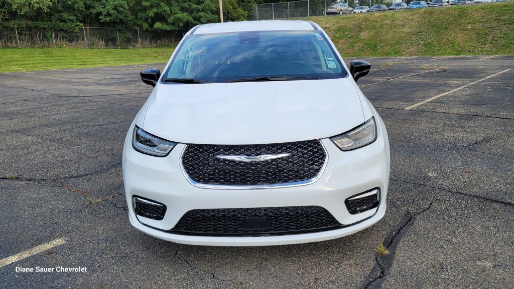 Used 2024 Chrysler Pacifica Touring-L FWD image 4