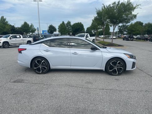Used 2023 Nissan Altima 2.5 SR w/ SR Premium Package FWD image 4