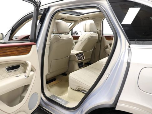 Used 2020 Bentley Bentayga Plug-In Hybrid image 65