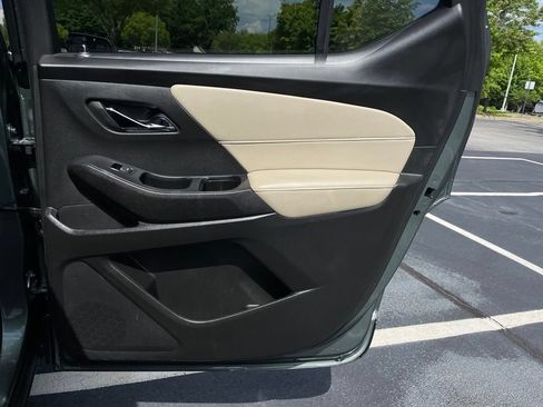 Used 2023 Chevrolet Traverse LT FWD image 34
