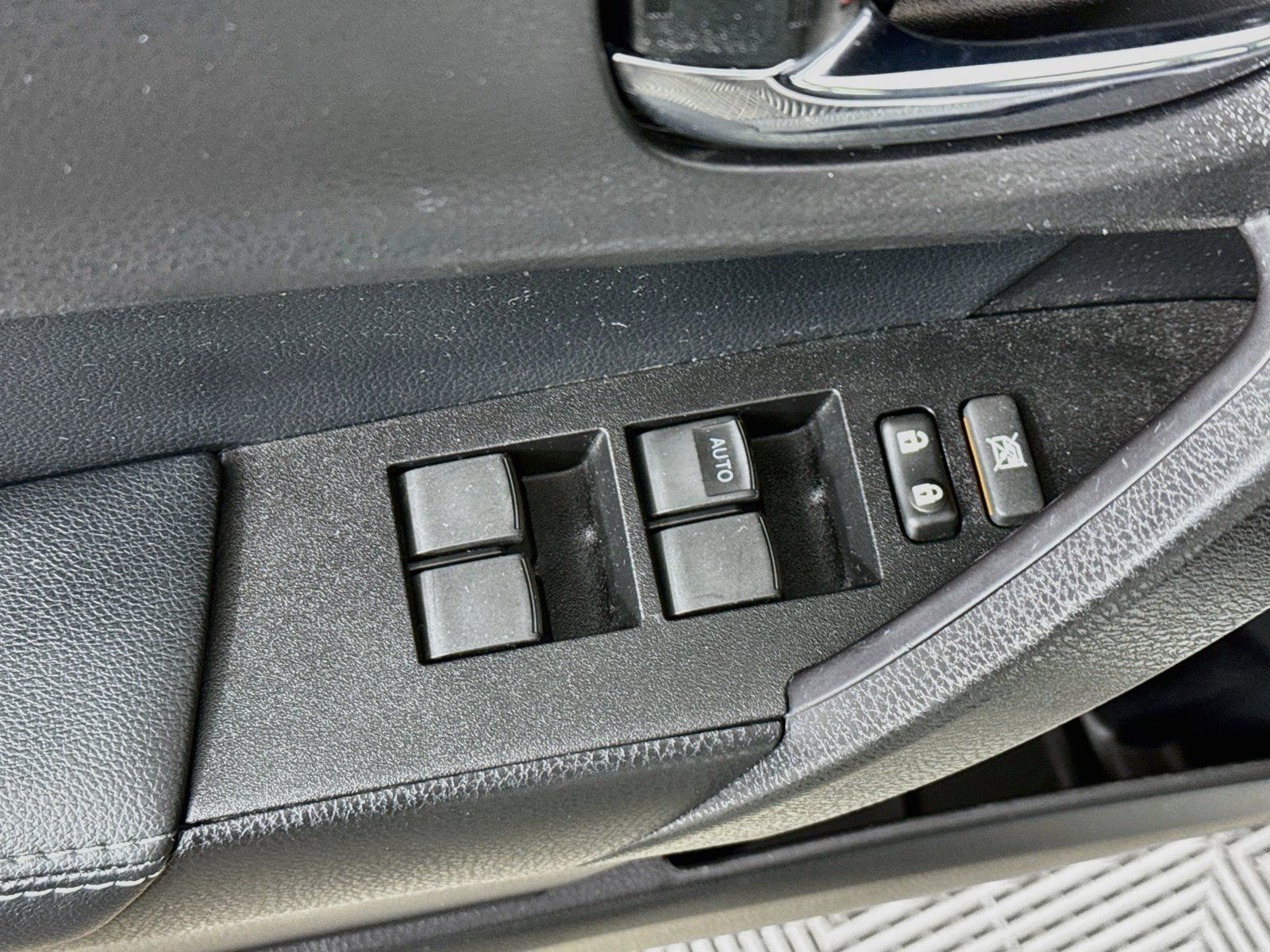 Used 2019 Toyota Corolla XLE w/ Carpet Mat Package (TMS) FWD image 18