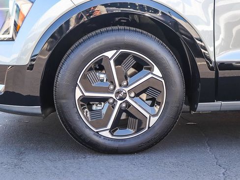 Certified 2025 Kia Niro FWD image 10