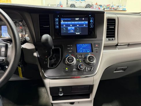 Used 2015 Toyota Sienna LE AWD/4WD image 54