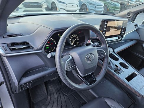 Used 2022 Toyota Sienna XSE w/ XSE Plus Package image 17