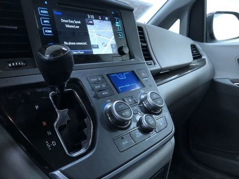 Used 2015 Toyota Sienna XLE image 34