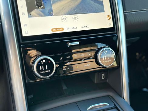 New 2026 Land Rover Discovery Dynamic SE image 19