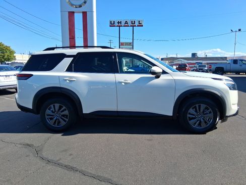 Used 2024 Nissan Pathfinder SV image 2