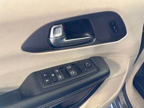 Used 2023 Chrysler Pacifica Touring-L FWD image 18