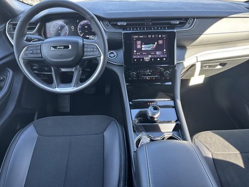 New 2025 Jeep Grand Cherokee 4WD image 5