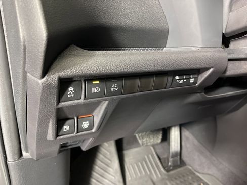 Used 2025 Toyota Sienna XLE Woodland Edition image 31