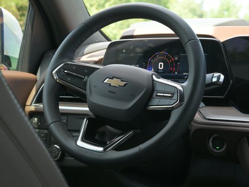 Used 2026 Chevrolet Suburban High Country AWD/4WD image 24