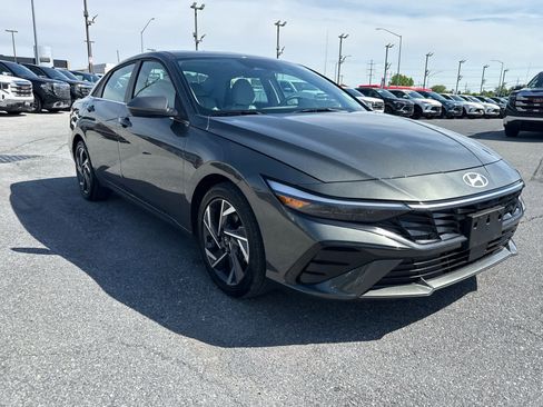 Certified 2025 Hyundai Elantra Limited FWD image 11