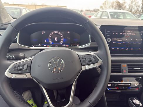 New 2026 Volkswagen Taos SE FWD image 15