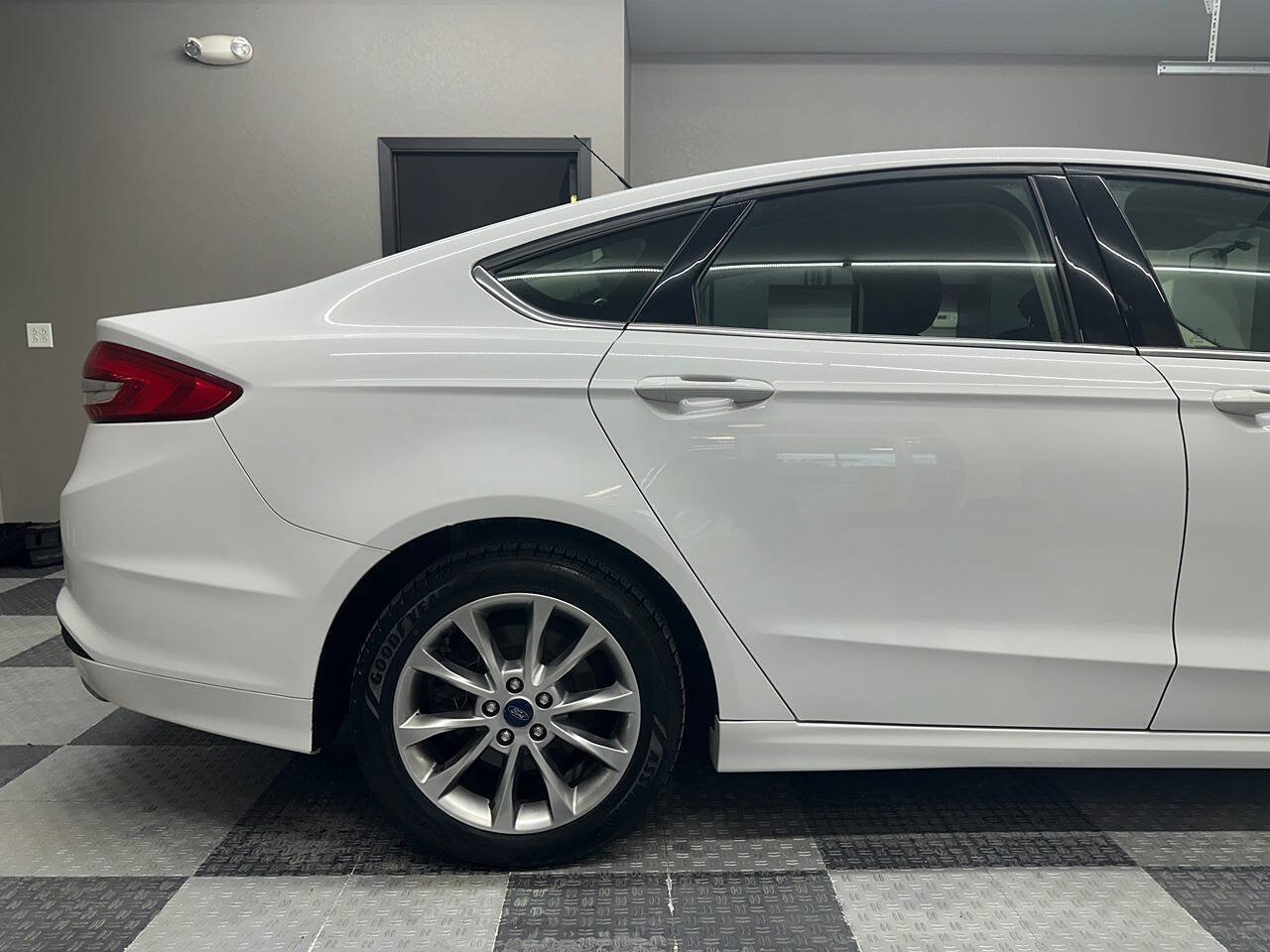 Used 2017 Ford Fusion SE FWD image 7