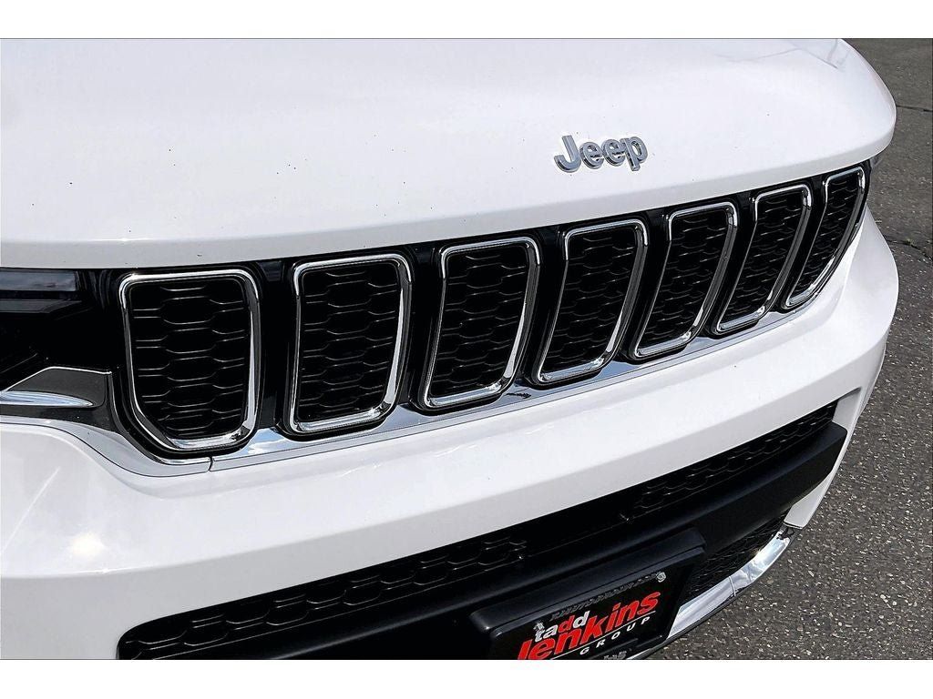 Used 2023 Jeep Grand Cherokee L Limited AWD/4WD image 32