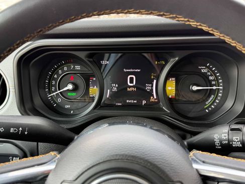 Used 2024 Jeep Wrangler Unlimited Sahara AWD/4WD image 37