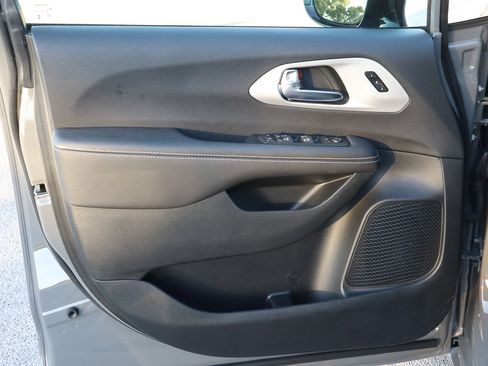 New 2025 Chrysler Pacifica Limited image 9