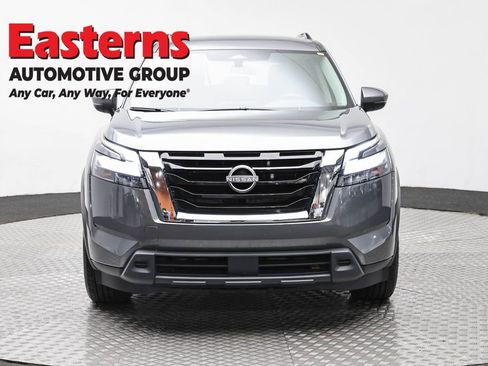 Used 2025 Nissan Pathfinder SV FWD image 2
