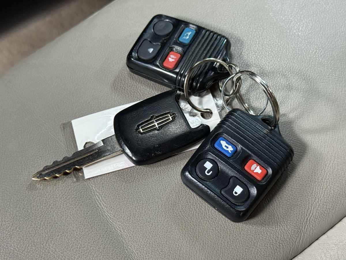 Used 2003 Lincoln Town Car Executive RWD image 37