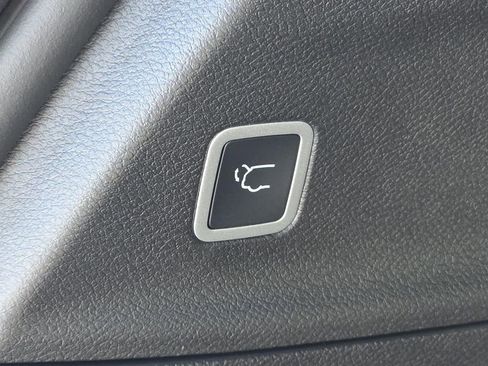 New 2026 Chrysler Pacifica Limited w/ Uconnect Theater Family Group image 16