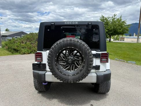Used 2015 Jeep Wrangler Unlimited Sahara w/ Connectivity Group AWD/4WD image 5