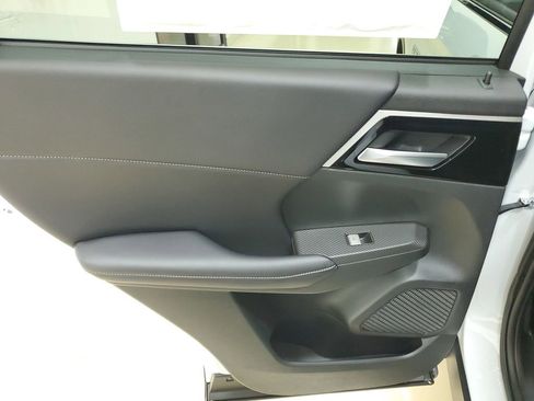 New 2025 Mitsubishi Outlander SE image 12