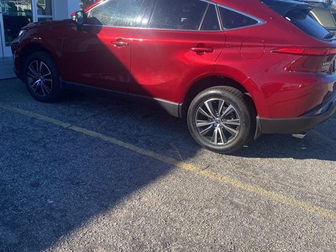 Used 2023 Toyota Venza LE image 3