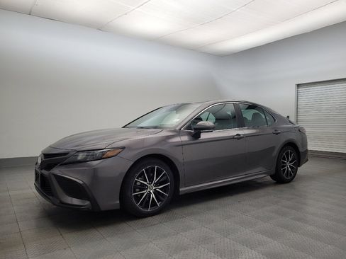 Used 2022 Toyota Camry SE image 2