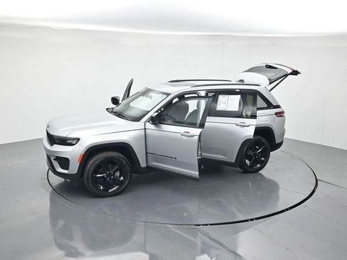 Used 2024 Jeep Grand Cherokee Altitude image 43