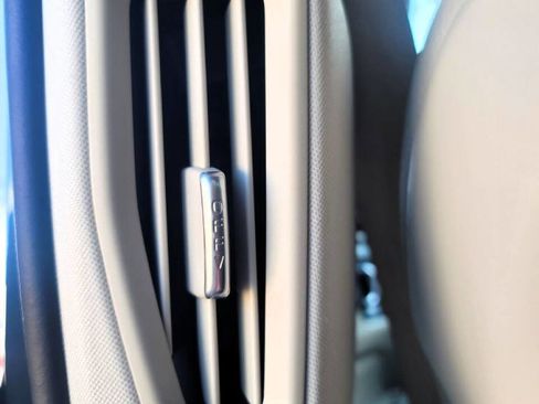 Used 2019 Volvo S60 T5 Momentum w/ Premium Package image 12