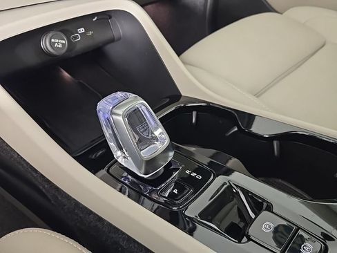 Certified 2026 Volvo XC40 B5 Plus AWD/4WD image 24