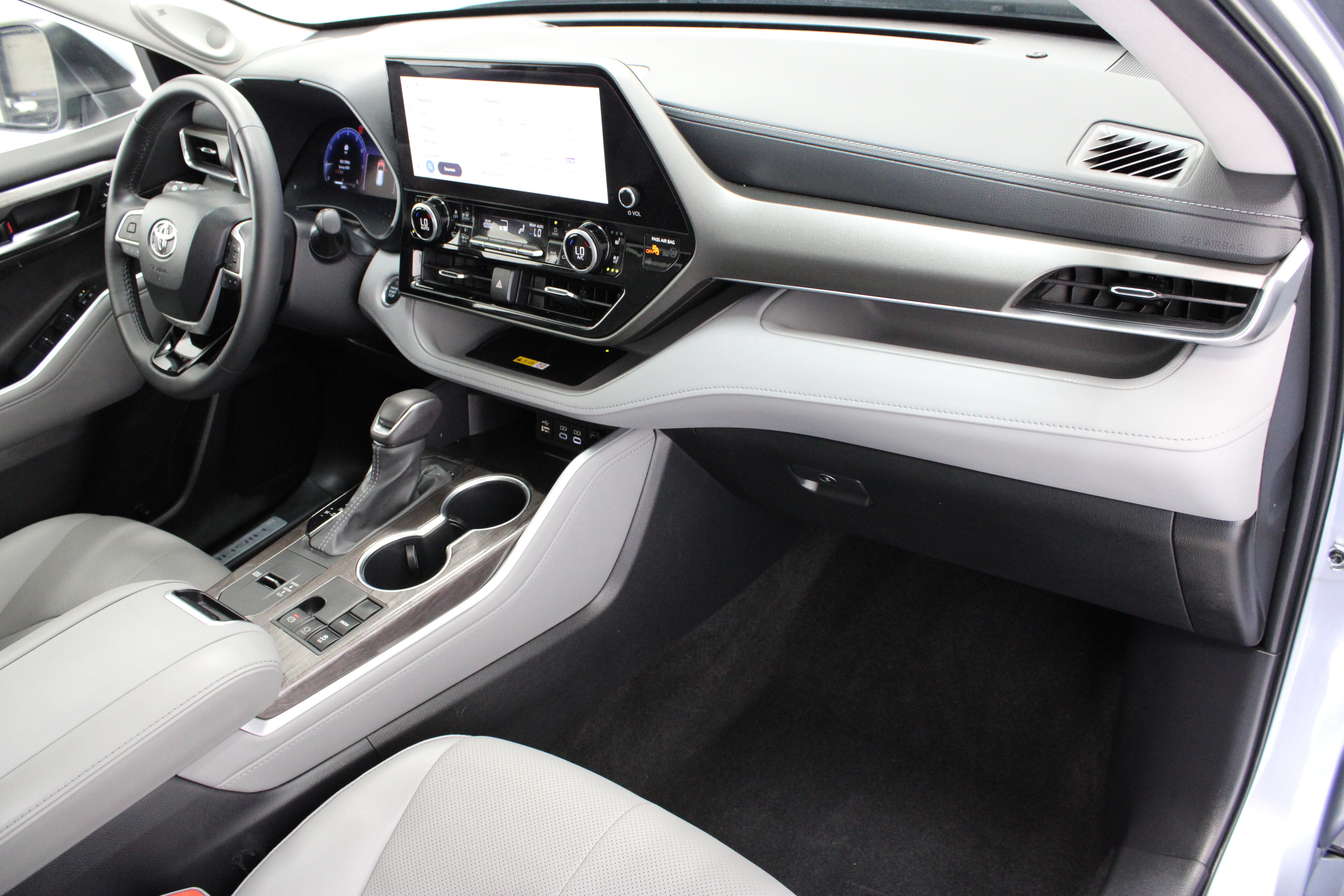 Used 2024 Toyota Highlander Limited FWD image 40