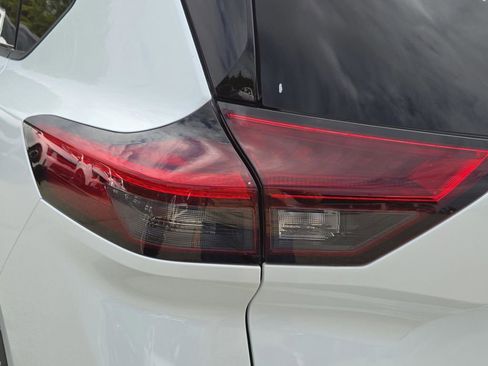 Used 2024 Nissan Rogue SL w/ SL Premium Package image 12