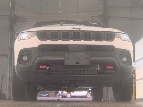 Used 2025 Jeep Compass Trailhawk image 2