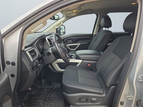 Used 2018 Nissan Titan SV w/ SV Convenience Package image 8