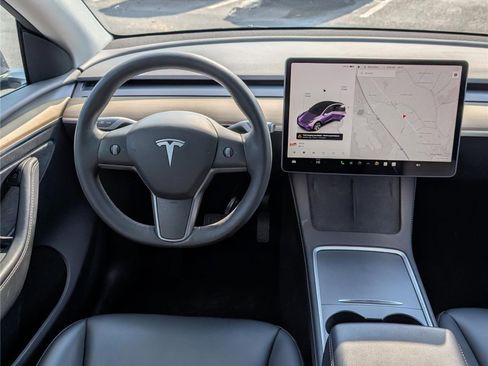 Used 2022 Tesla Model Y Long Range image 17