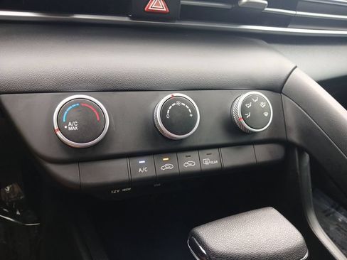 Used 2025 Hyundai Elantra SE FWD image 21