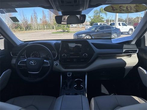 Used 2024 Toyota Highlander XLE image 15