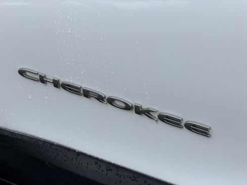 Used 2019 Jeep Cherokee Limited image 27