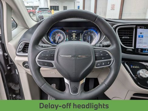 Used 2023 Chrysler Pacifica Touring-L FWD image 14