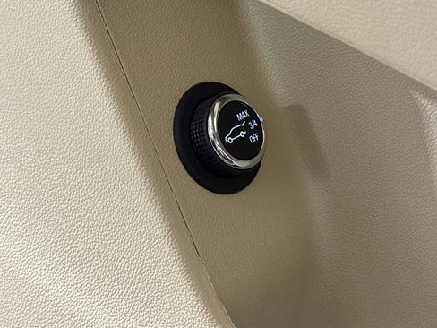 Used 2018 Cadillac XT5 Luxury w/ Driver Awareness Package image 18