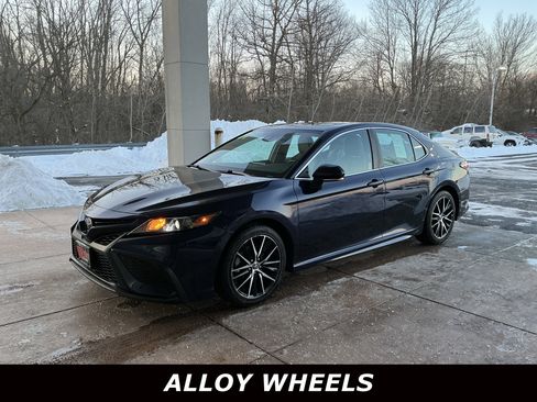 Certified 2021 Toyota Camry SE w/ Cold Weather Package image 3