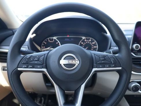 Used 2025 Nissan Altima 2.5 SV FWD image 13