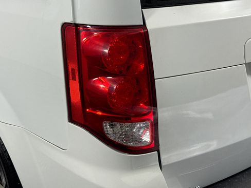 Used 2019 Dodge Grand Caravan SE w/ UConnect Hands-Free Group image 36