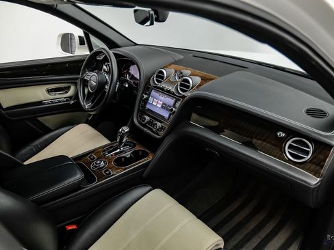 Used 2019 Bentley Bentayga image 43