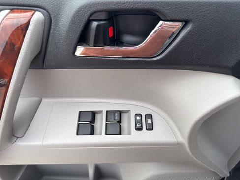 Used 2012 Toyota Highlander Limited w/ Tow Pkg image 12