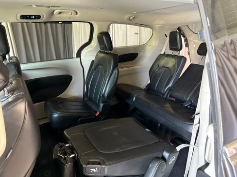 Used 2023 Chrysler Pacifica Touring-L FWD image 16