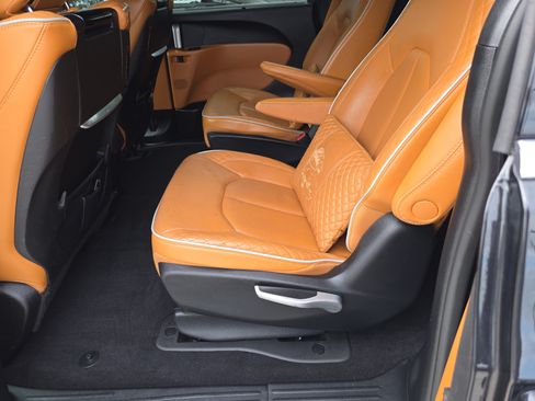 Used 2023 Chrysler Pacifica Pinnacle FWD image 17